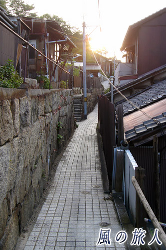 尾道2007年　崖地の路地を照らす朝日の写真