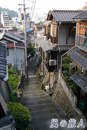 尾道2007年　階段と住居の写真