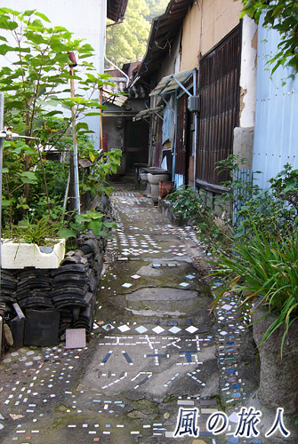 尾道2007年　タイル小路と民家の写真