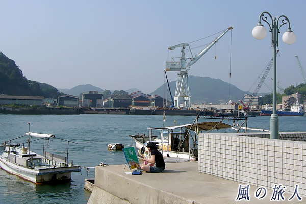 尾道2007年　海沿いで絵を描く人の写真