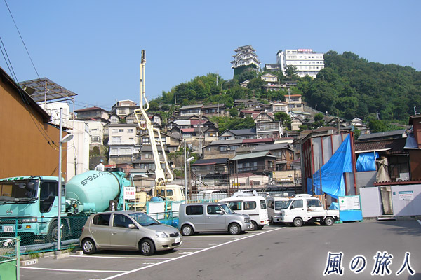 尾道2007年　尾道城と崖地の家々の写真