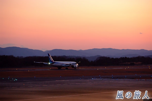 広島空港に着陸した飛行機の写真
