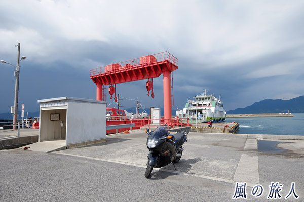 大三島のフェリー乗り場とバイクの写真