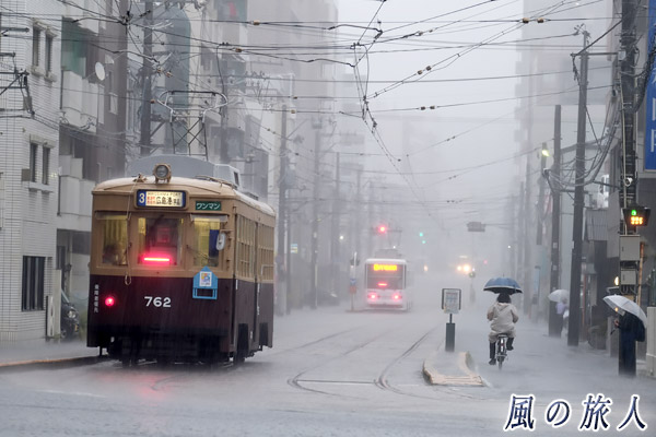 大雨の日の広島市内の写真