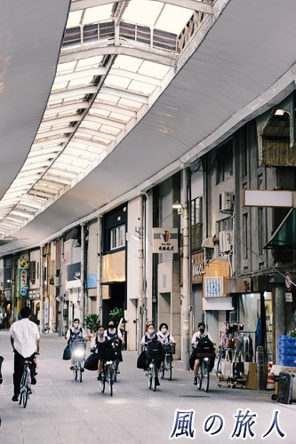 尾道　レトロな商店街を疾走する女子高生たちの写真