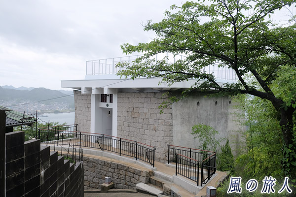 尾道　尾道城の石垣を利用した展望台の写真