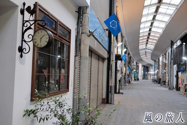 尾道　早朝の本通り商店街の写真