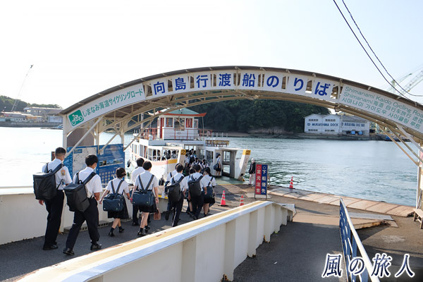 尾道　渡船に乗船する学生たちの写真
