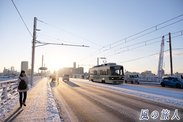 雪と路面電車（広島市内）の写真