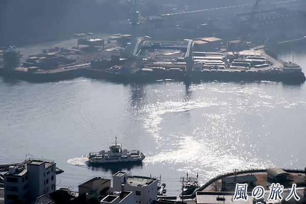 尾道　尾道城跡の展望台からの眺め　渡船が運行している様子の写真