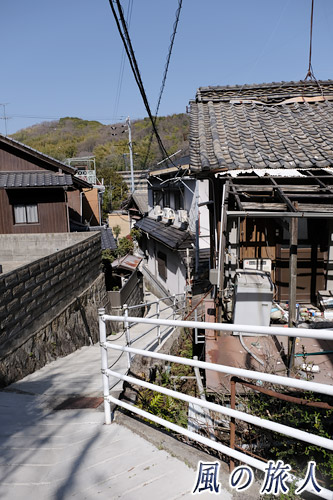 尾道　坂道と壊れかけの家の写真