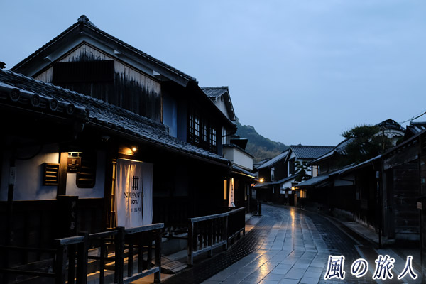竹原　たけはら町並み保存地区　雨の夜　夕闇が迫る竹原の町並みの写真