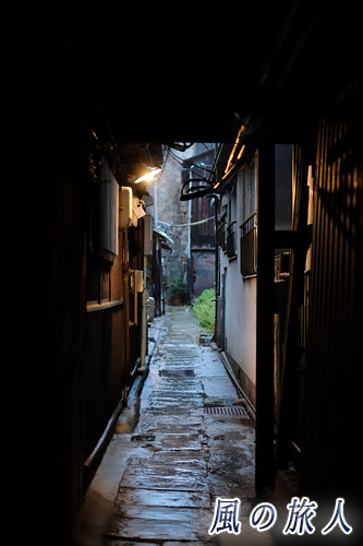 尾道　薄暗い中、雨に濡れて趣きのある築地小路の写真
