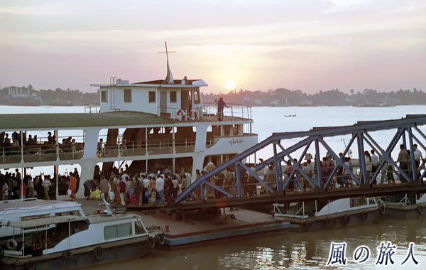 ヤンゴン川の渡し船（ミャンマー、ヤンゴン）の写真