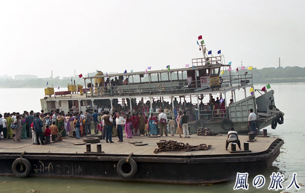 フーグリー川の渡し船（インド、コルカタ）の写真