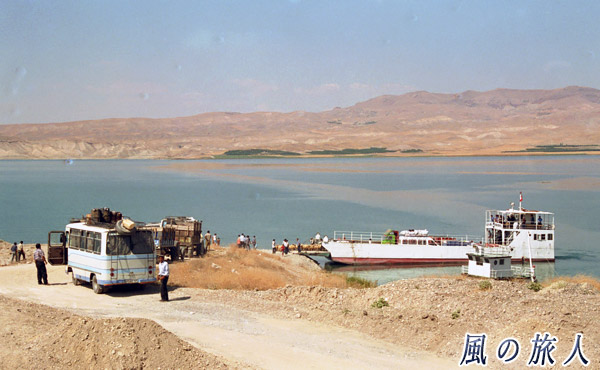 カラカヤ湖の渡し船（トルコ、マラティヤ）の写真