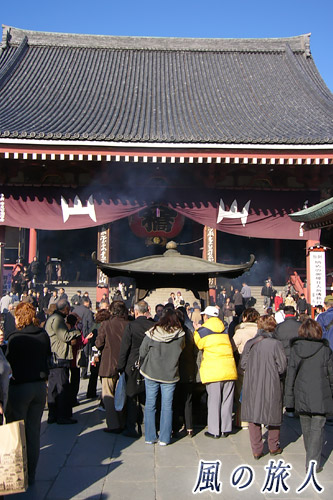 浅草寺の賑わう本堂前の写真