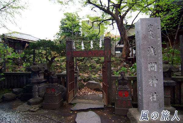 台東区下谷　小野照崎神社の富士塚の写真