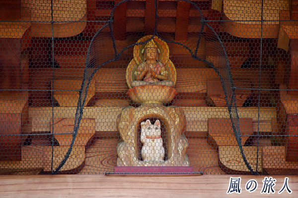 世田谷　豪徳寺　三重塔　仏像と招き猫の写真