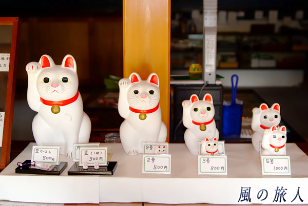世田谷　豪徳寺　売られている招き猫の写真