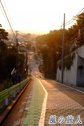 夕日に染まる岡本三丁目の坂道の写真