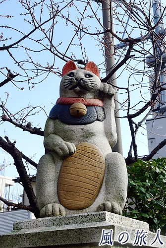 新宿西落合　自性院　門柱の招き猫の写真