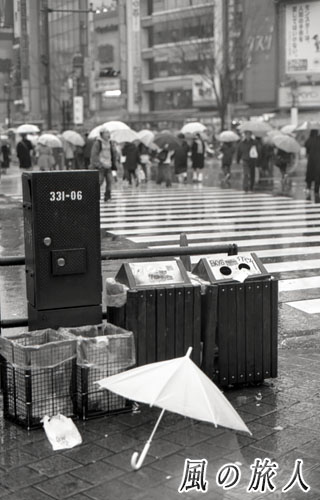 渋谷スクランブル交差点とゴミ箱の写真