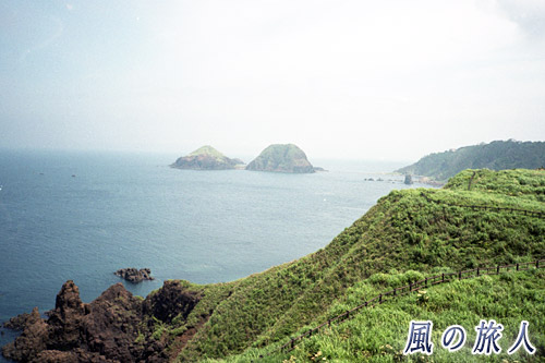 大野亀岩から見た二ツ亀の島　佐渡島一周ツーリングの写真