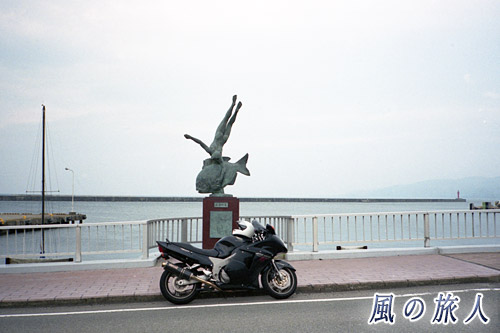 両津大橋のモニュメントの前で　佐渡島一周ツーリングの写真