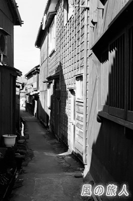 狭い通路と家屋　佐渡島一周ツーリングの写真